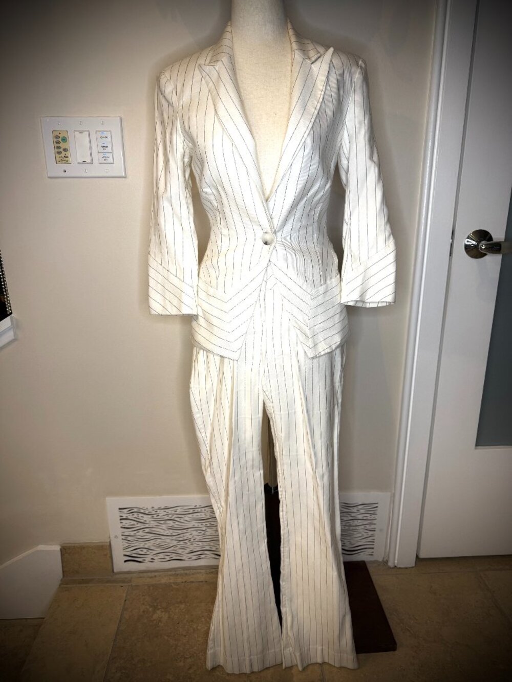 Bebe Tailored White Pinstripe Suit, Cropped Blazer, Shoulder Pads, Lined, Size 4